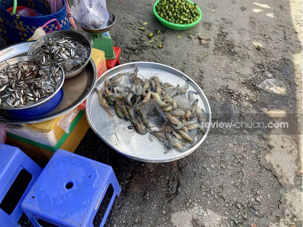 Quầy tôm cá, thức ăn tại Chợ