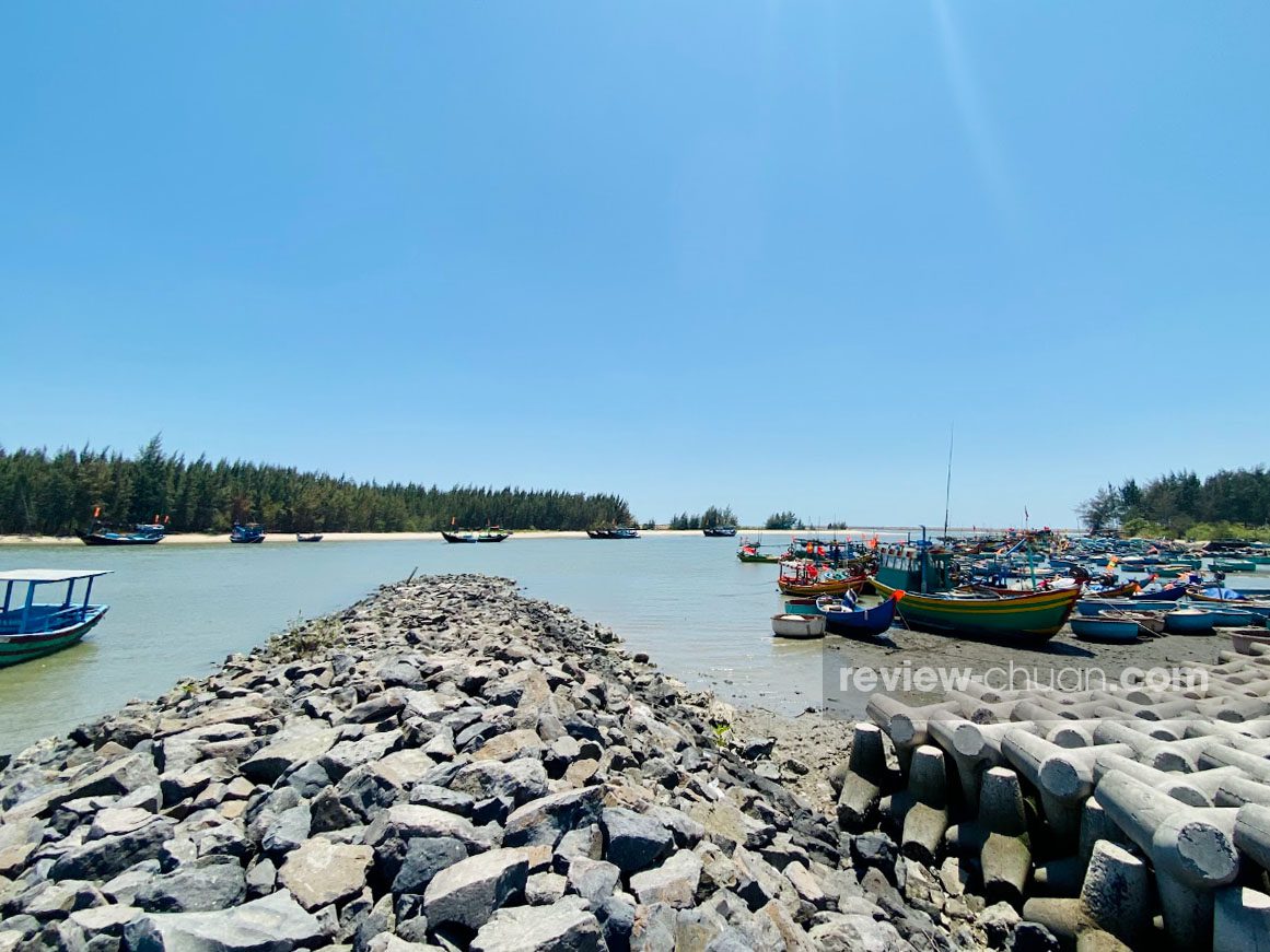 Cảng Cá Lộc An cách trung tâm thành phố Bà Rịa khoảng 10km